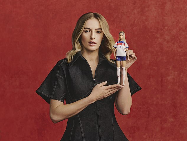 ¡Reales leonas Barbie! La heroína europea Chloe Kelly se transforma en una muñeca Barbie con Serena Williams para celebrar el Día Internacional de la Mujer