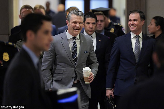 Hegseth dice que el líder iraní que planeó el asesinato de Trump inventó la destructiva estrategia de bombardeo de Estados Unidos