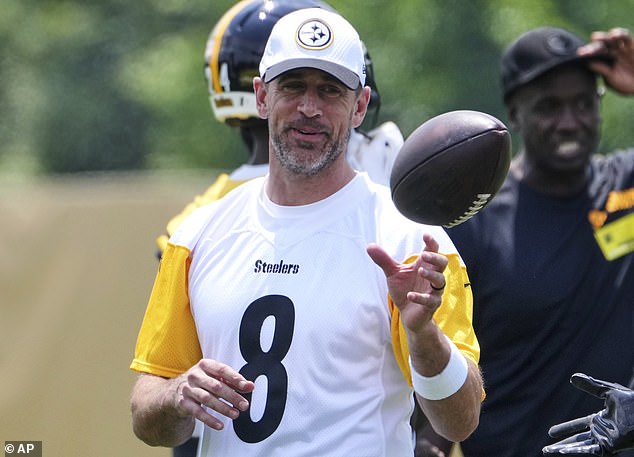 Aaron Rodgers da una pista importante sobre su futuro en la NFL mientras considera regresar a los Steelers