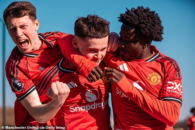 ¡Quita el bloque viejo! El supersuplente Kai Rooney proporciona un final helado para el Man United U18 mientras Sir Jim Ratcliffe observa desde las gradas.