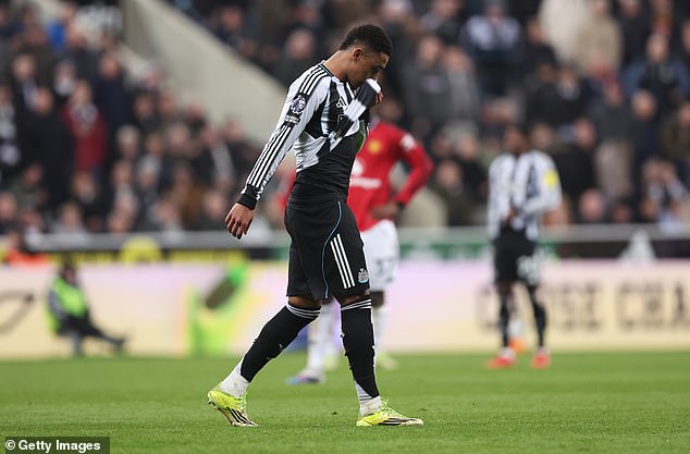 Gran polémica después de que la estrella del Newcastle fuera expulsada ante el Man United tras recibir una segunda tarjeta amarilla por zambullirse en una primera parte caótica