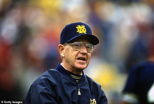 El querido entrenador de fútbol Lou Holtz falleció a la edad de 89 años