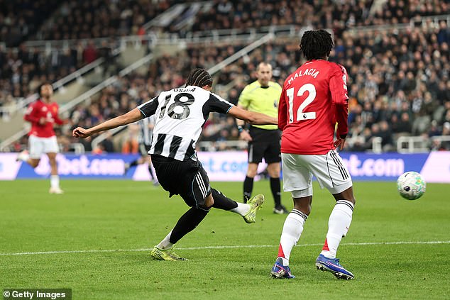 Newcastle 2-1 Man United: Toon hizo caso omiso de una injusticia evidente e infligió una primera derrota al miserable equipo de Michael Carrick en un partido que demostró cómo el fútbol sigue siendo maravillosamente impredecible: IAN LADYMAN