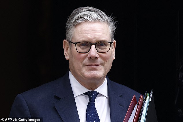 El ‘petulante y pacifista’ Red Ed lidera la revuelta del gabinete y ‘rechaza la solicitud de Trump de utilizar bases británicas para bombardear Irán’, después de debatir si sería ‘algo bueno para los laboristas’