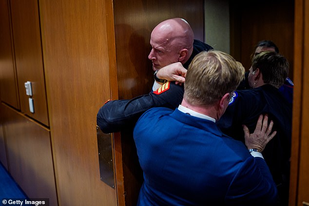El impactante momento en que un senador estadounidense se une a la Policía del Capitolio para sacar a un infante de marina que gritaba de una audiencia en el Congreso