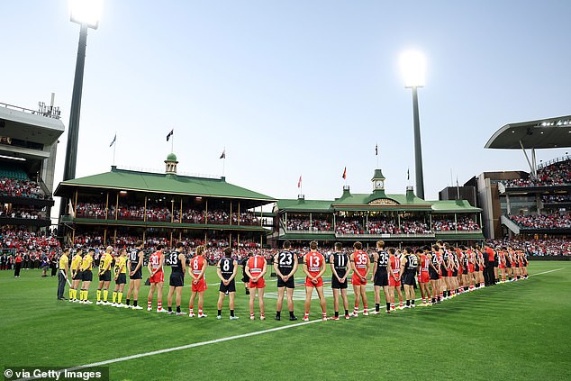 Escenas escalofriantes mientras los jugadores de fútbol se reúnen para recordar a las víctimas del tiroteo de Bondi antes del inicio de la temporada de la AFL