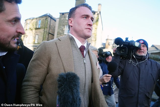 La estrella del rugby deshonrada Stuart Hogg ha sido despojada de su MBE después de admitir violencia doméstica contra su ex esposa