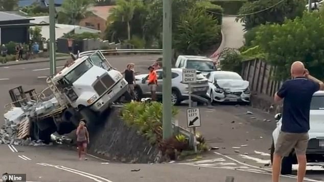 Caos cuando fallan los frenos de un camión en una concurrida calle australiana