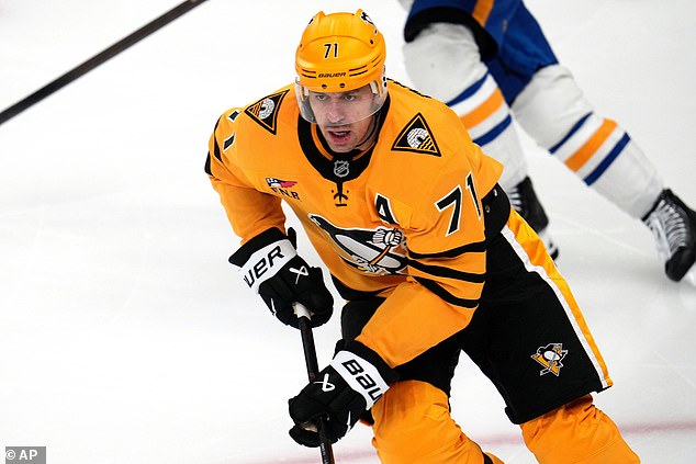 El frustrado jugador de los Penguins, Evgeni Malkin, es expulsado por pegarle una pelota a un oponente por ir ‘full Paul Bunyan’