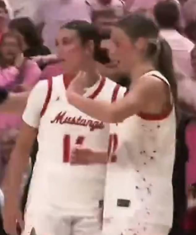 Un partido de baloncesto femenino de una escuela secundaria de Iowa termina en una locura cuando una jugadora anota ocho puntos en los últimos 21 segundos para ganar.