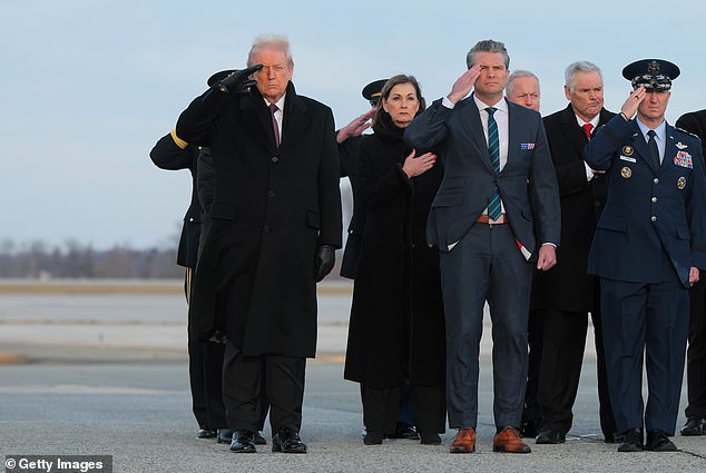 Trump dio la bienvenida a casa a seis soldados estadounidenses muertos en la guerra de Irán en una ceremonia de traslado digna.