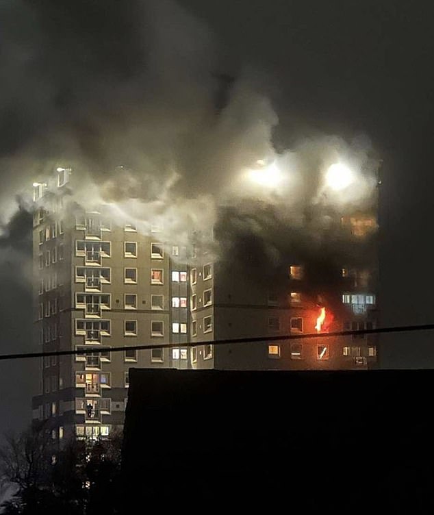 Un hombre murió al caer de una ventana durante el incendio de una torre