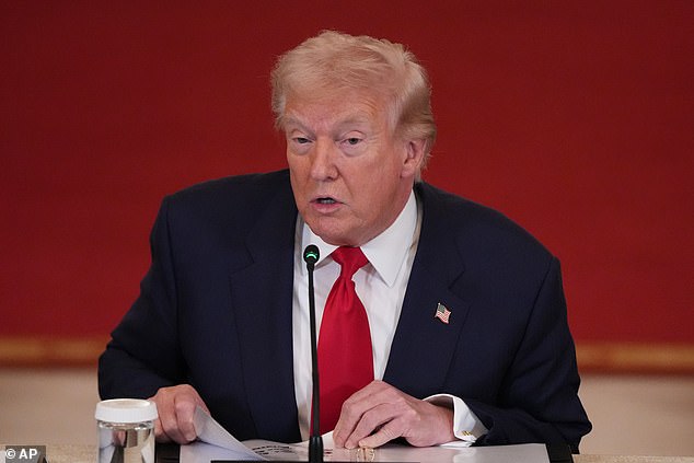 Donald Trump condena el pago a los atletas universitarios en una mesa redonda en la Casa Blanca… mientras Tiger Woods se salta el evento