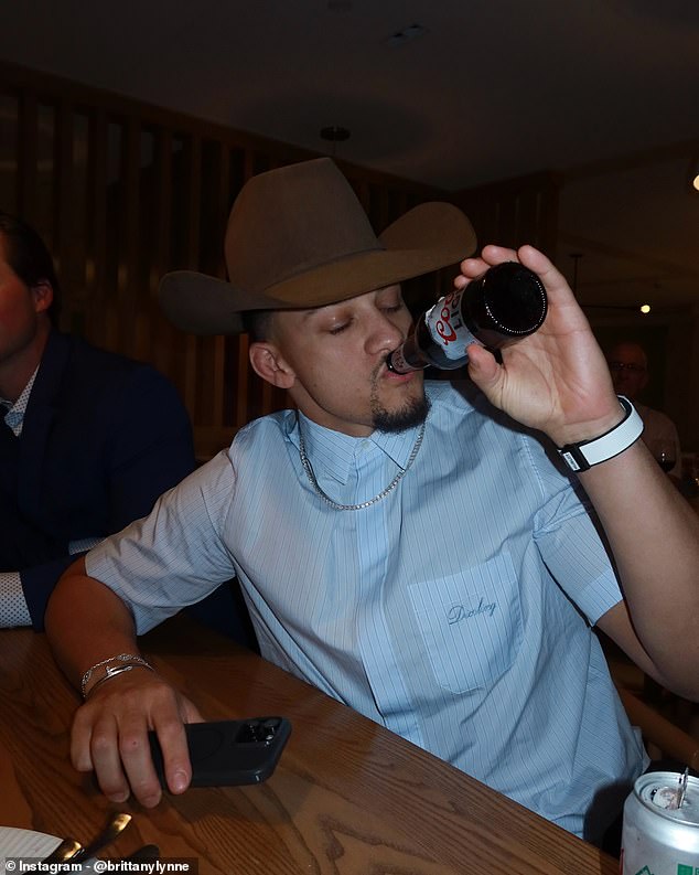 Patrick Mahomes machaca cerveza mientras se rehabilita el ligamento cruzado anterior mientras su esposa Brittany aturde en la boda de un amigo