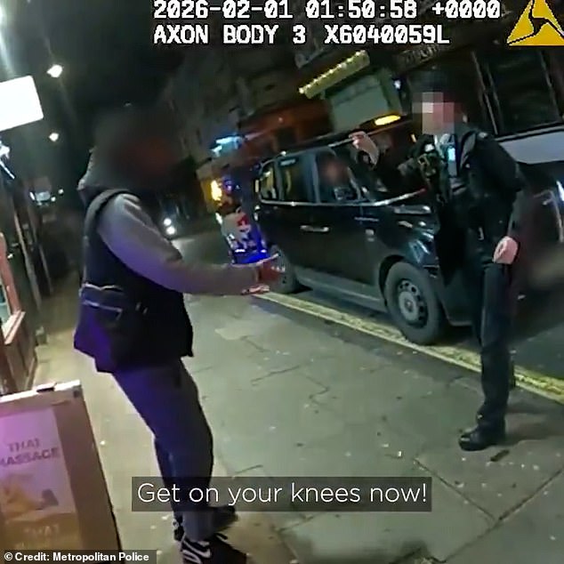 El momento en que dos valientes mujeres policías se enfrentan a un hombre que empuña un cuchillo y lo empujan hacia una tienda para recoger un cuchillo en la calle.