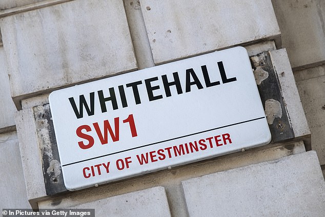 Uno de cada tres en Whitehall se queja de la carga de trabajo y la mitad está “orgulloso” de ser funcionarios públicos, según una encuesta, lo que generó acusaciones de “cultura podrida”