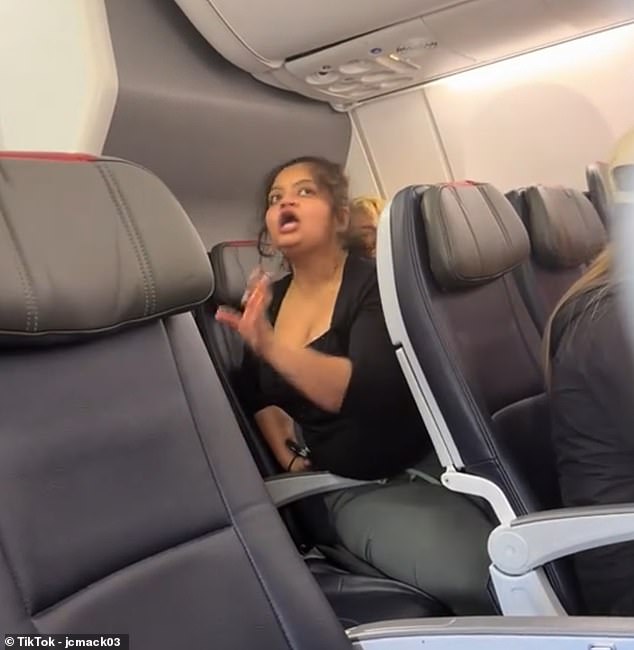 Un desagradable pasajero de American Airlines se derrumba por reproducir videos en un altavoz