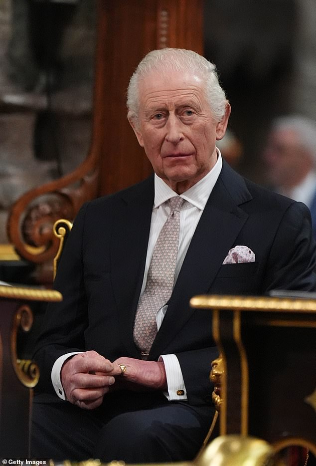 La organización benéfica juvenil King Charles cancela el curso de boxeo para niñas desfavorecidas en lugar de prohibir a los niños biológicos después de que los padres plantearan preocupaciones sobre la seguridad.