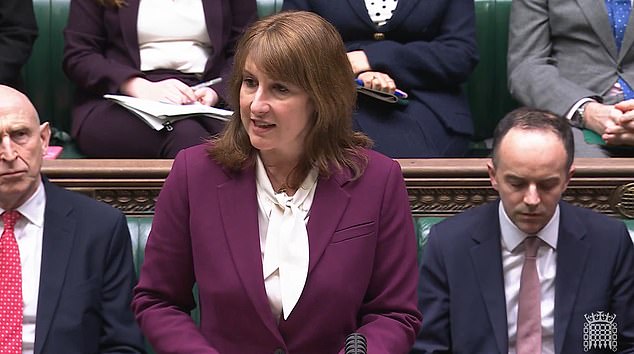 Rachel Reeves advierte que la guerra con Irán podría generar “presión inflacionaria” y el conflicto liderado por Estados Unidos podría dejar a la gente en los bolsillos en medio de temores de que los precios del combustible puedan alcanzar niveles récord.