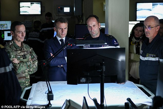 Un grupo de trabajo francés se dirige hacia el Golfo después de que Macron ordenara barcos de la Armada en una medida “sin precedentes” mientras el conflicto en Medio Oriente hace subir los precios del petróleo.