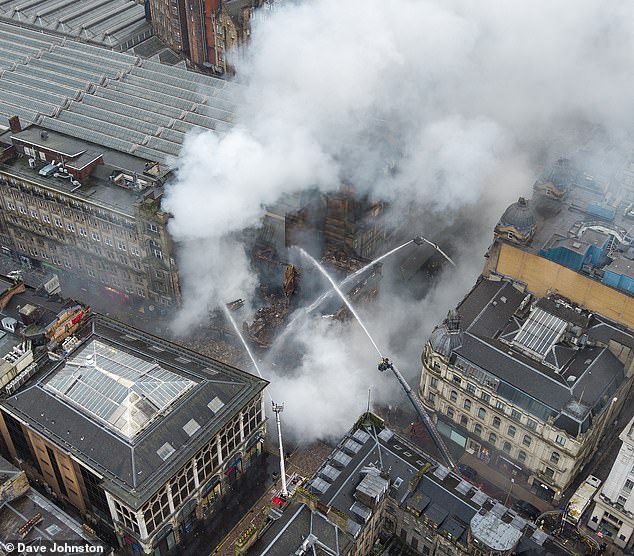 Swinney está “abierto” a la regulación después de que el incendio de una tienda de vaporizador destruyera un edificio histórico de la ciudad
