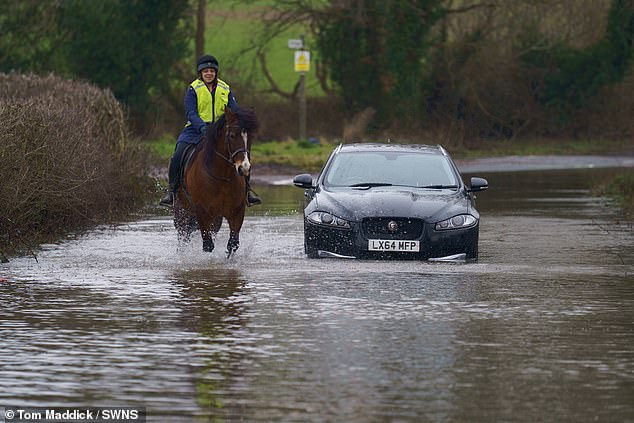 El clima húmedo está provocando un aumento de accidentes en Gran Bretaña cuando los conductores encuentran baches ocultos