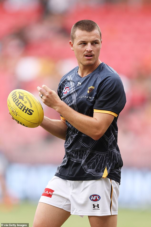 ¿Por qué la estrella del fútbol se está metiendo en problemas con la AFL por esta foto aparentemente inocente?