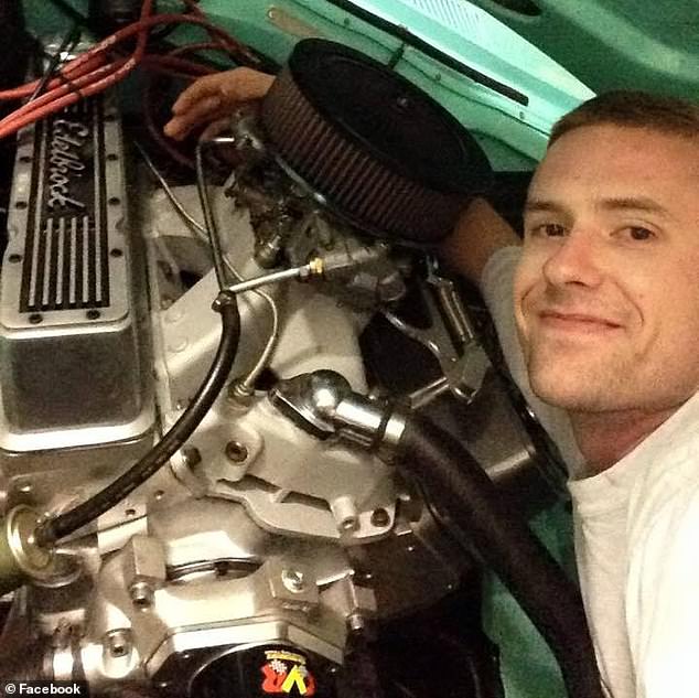 Su padre fue asesinado a puñaladas pocas semanas después de que su hijo regresara a la casa familiar, acusándolo de terrorismo.