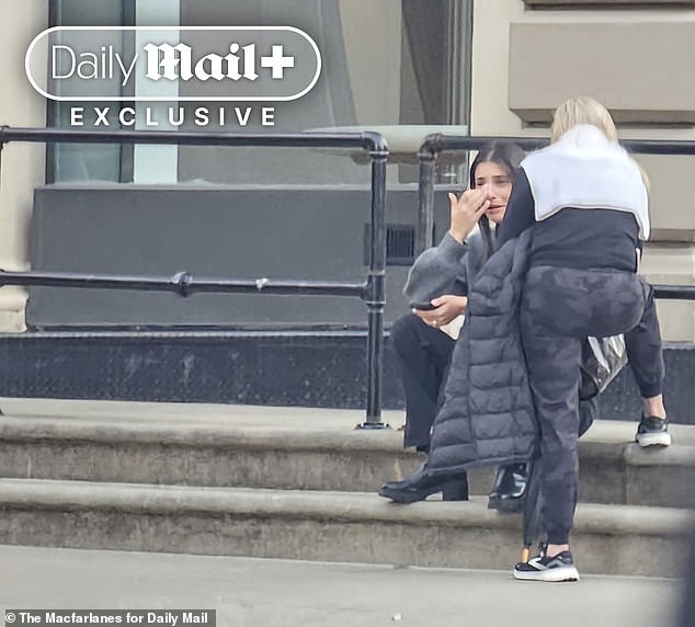 Momento en que la esposa del hermano de Alexander se derrumba en la calle llorando: Momento dramático en el que la familia colapsa después de que el veredicto de culpabilidad los deja tambaleándose