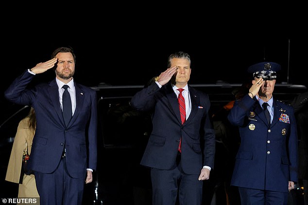 JD Vance asiste al cuadro de honor de un soldado caído en la Operación Furia Épica mientras Trump revela que el vicepresidente está “menos entusiasmado” con la guerra en Irán.