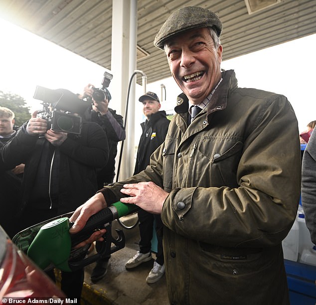¡Estamos inundados de aumentos de impuestos! Nigel Farage exige cambios de sentido laboristas en los planes para aumentar los impuestos sobre el combustible mientras los conductores reciben ayuda en los surtidores