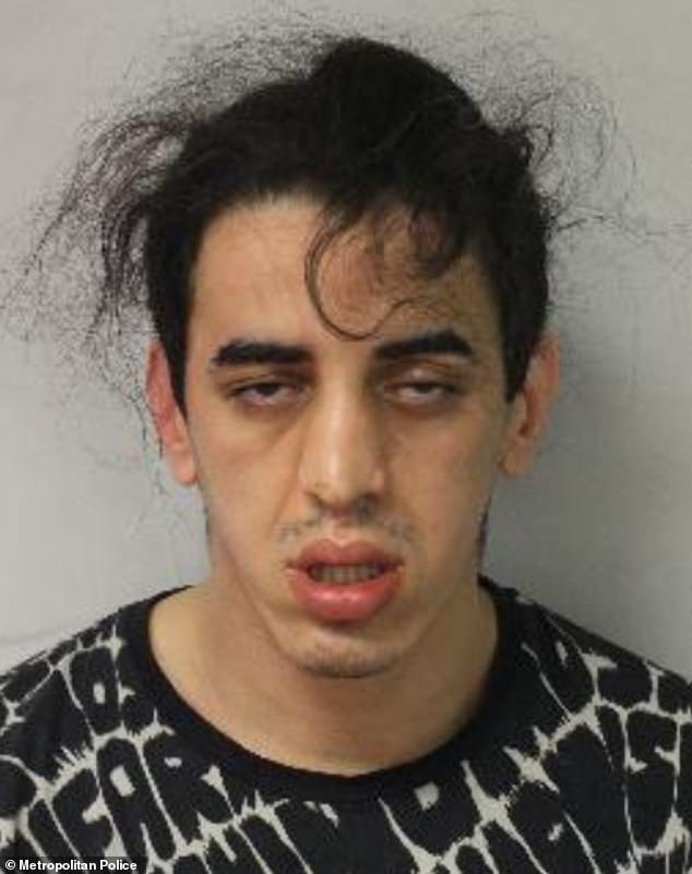 Observe cómo un ladrón ataca a un turista adinerado por su reloj de £ 37,000 mientras sale de un restaurante de lujo