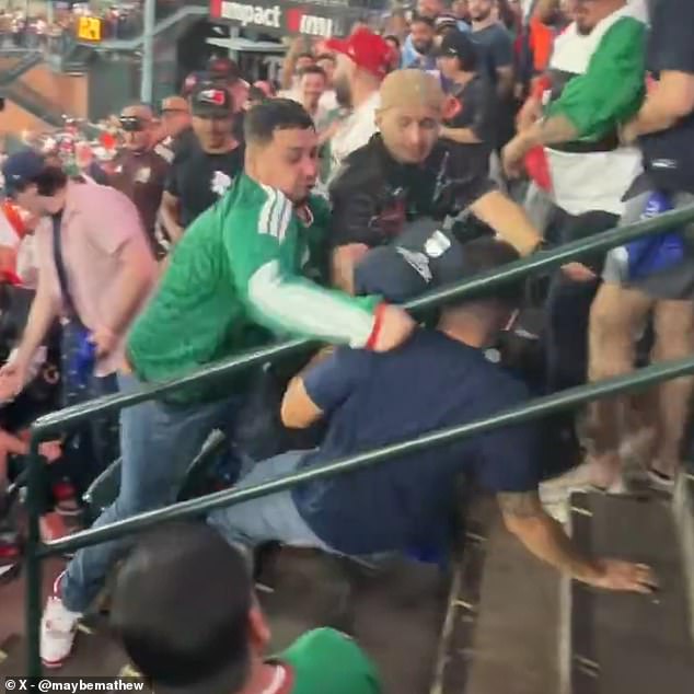 Se desata una feroz trifulca entre fanáticos estadounidenses y mexicanos durante el intensamente disputado Clásico Mundial de Béisbol en Houston.