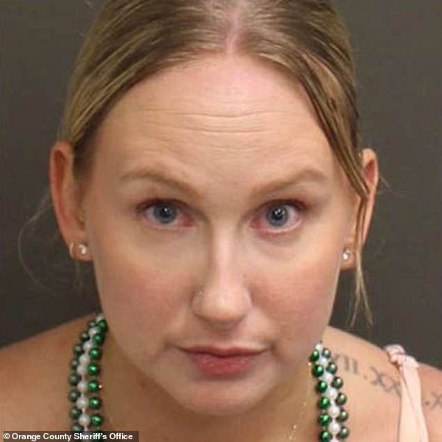 Madre borracha deja a su hija llorando en el bar para una fiesta en el club nocturno Universal Resort