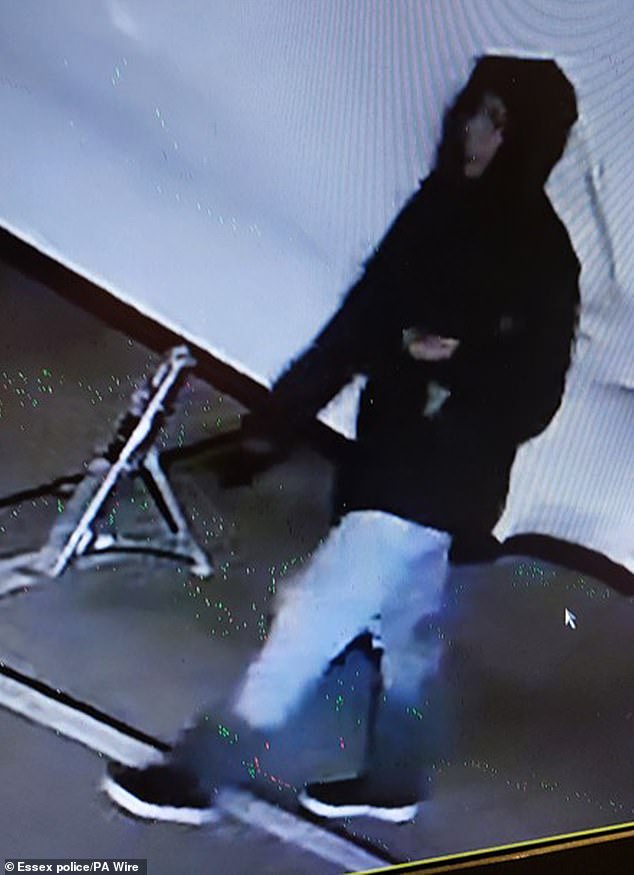 Se ha publicado la última imagen de un académico brasileño desaparecido, de 30 años, que según la policía desapareció en un barco.