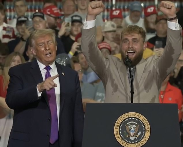 Jake Paul comete un vergonzoso error de higiene mientras actuaba en un mitin de Donald Trump mientras un mal funcionamiento importante del vestuario expone inseguridades enterradas durante mucho tiempo.
