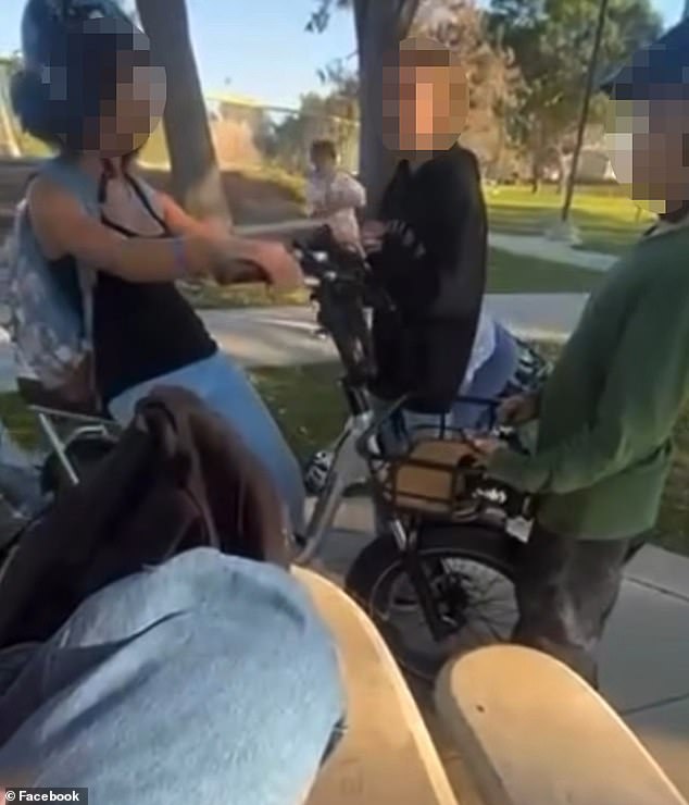 Un video desgarrador muestra a una niña negra de 11 años siendo golpeada y abusada racialmente por una pandilla de matones mayores