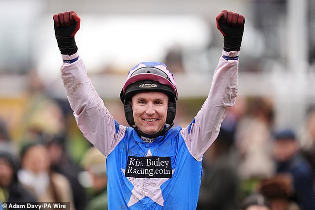 La madre del jinete ganador intenta encontrarle una novia a su hijo en la televisión en vivo después de su triunfo en el Festival de Cheltenham: “Todos allí… es un buen chico”