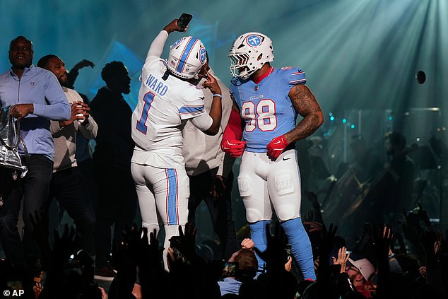 Los fanáticos de la NFL están divididos después de que el equipo reemplazó el logotipo histórico con un nuevo diseño “aburrido” como parte del cambio de marca de la franquicia.