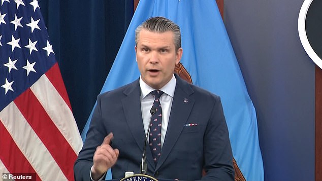 Pete Hegseth se derrite por los ‘titulares falsos’ sobre el Estrecho de Ormuz, Estados Unidos golpea a Irán con otro ‘enorme’ día de fuego