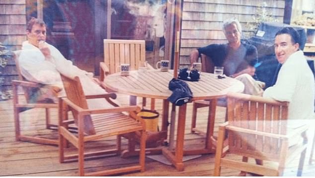 Foto nunca antes vista de Andrew Mountbatten-Windsor, Peter Mandelson y Jeffrey Epstein en batas de baño en los archivos