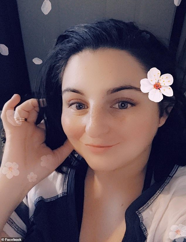 Se presenta a sí misma como una esposa perfecta y una madre temerosa de Dios en su canal de YouTube… Ahora está acusada de los crímenes más atroces.