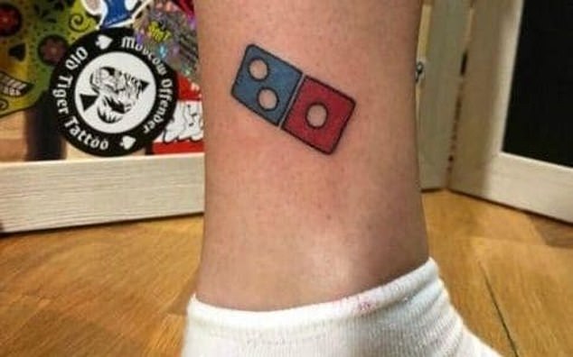 Un fanático de la pizza que se tatuó el logo de Domino’s para ganar comida para llevar gratis de por vida se enteró de que la oferta fue cancelada.