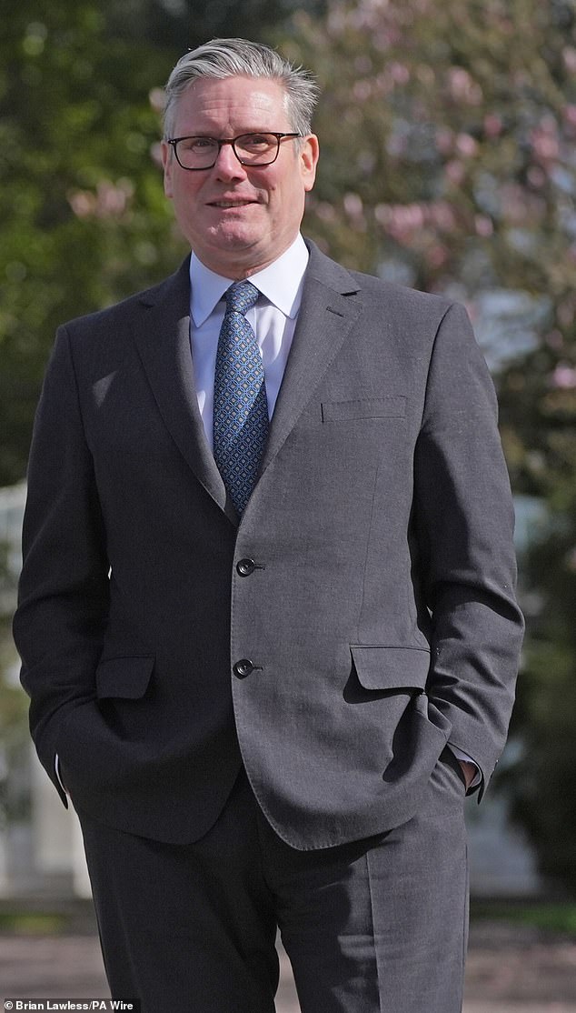 Juicio político de Starmer: el primer ministro admite que no interrogó personalmente a sus pares laboristas sobre sus vínculos con pedófilos antes de convertirse en embajador de Estados Unidos, mientras emerge una foto de Andrew, Epstein y Peter Mandelson.