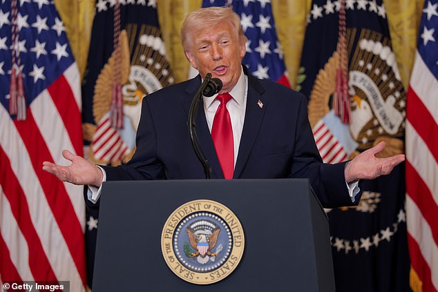 Trump envía 5.000 marines a Oriente Medio: “Terminaré esta guerra cuando lo sienta en mis huesos, ¿vale?”