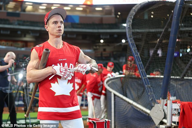 Las estrellas del béisbol canadiense avivan la rivalidad con el equipo de EE. UU. al usar camisetas de hockey en el entrenamiento antes del choque con el WBC.