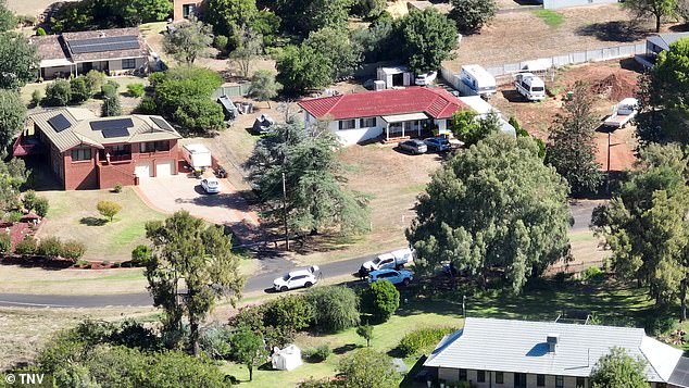 El misterio rodea la muerte de un hombre que fue encontrado con una mujer gravemente herida en una casa rural; un hombre de 30 años fue arrestado en un restaurante de comida rápida cercano