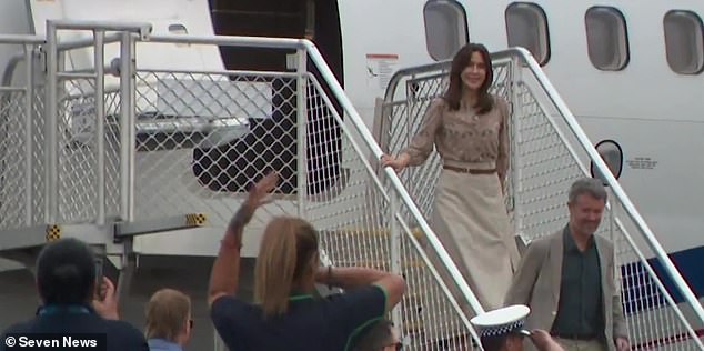 La reina María y el rey Federico aterrizan en Uluru para su primera aparición pública en una histórica gira de seis días por Australia