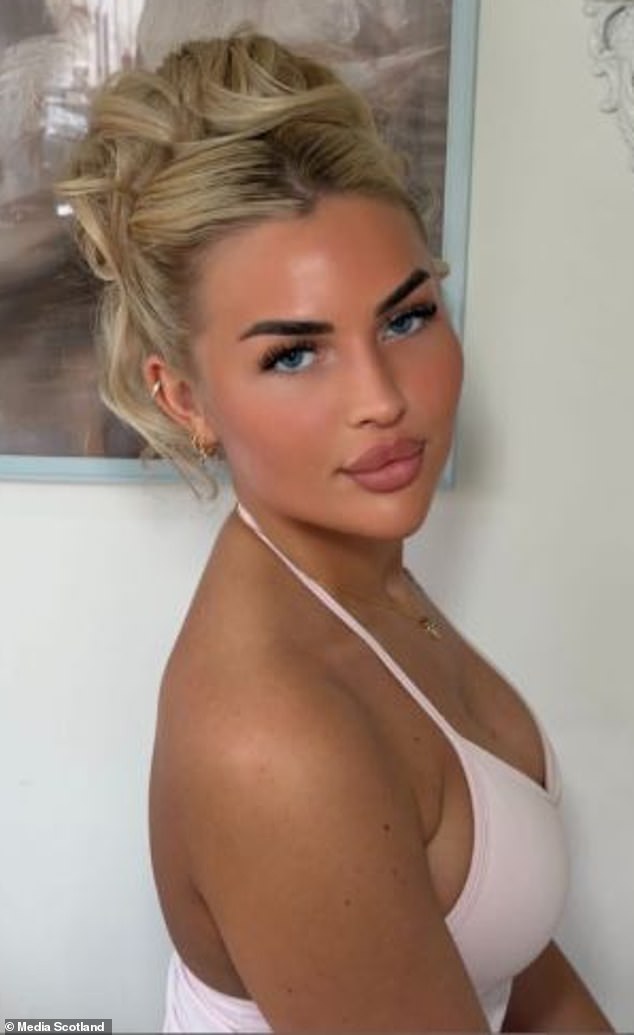 Una mujer “amable” de 24 años muere en un accidente automovilístico mientras su compañero de viaje lucha por su vida en el hospital, su familia está devastada