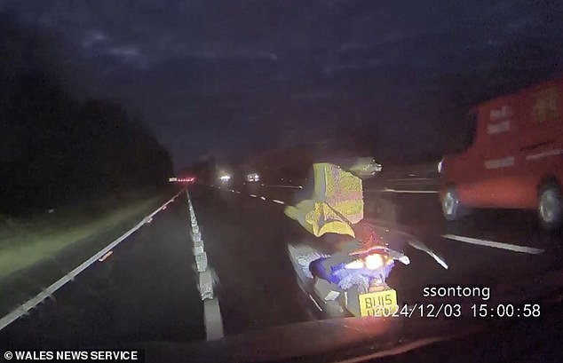 Un maestro derriba a un ciclista que llevaba un ciclomotor de alta visibilidad cuando se apresuraba a ir a la escuela, captado por su propia cámara de tablero